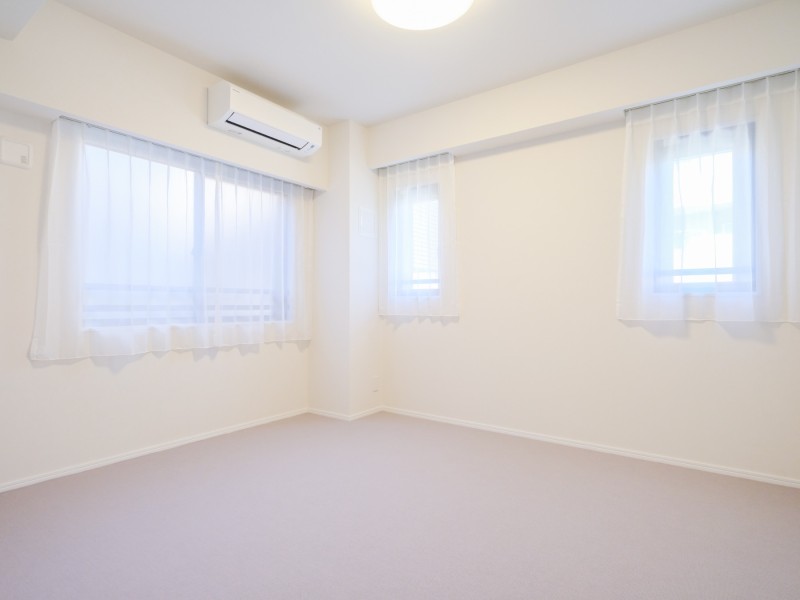 洋室1は約6.7帖の広さがあります。窓から穏やかな自然光が入り、のびのびとお過ごしいただけるお部屋です。主寝室としてもお使いいただけます。