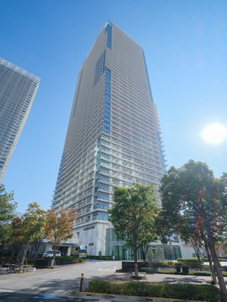 都心の水辺に映える「晴海」のランドマークレジデンスです。コンシェルジュサービス、ラウンジやフィットネスルームなど充実の共用施設がご利用いただけます。