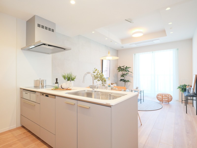 木のぬくもりを感じるフローリング材や、どんなインテリアともなじみやすいホワイト基調の内装のお部屋です。上質感漂う、伸びやかで気品溢れる住まいに仕上げました。