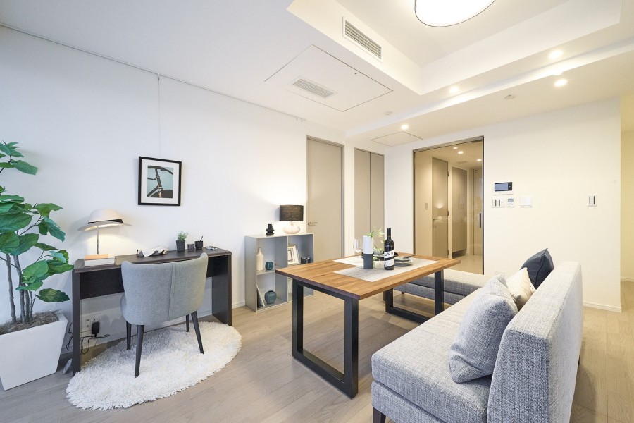 LDにはピクチャーレールがあります。お好きな絵画やご家族のお写真、ドライフラワーなどを飾ることができます。また、建具がお部屋のクロスやフロアー材と調和し、上品な印象となっております。