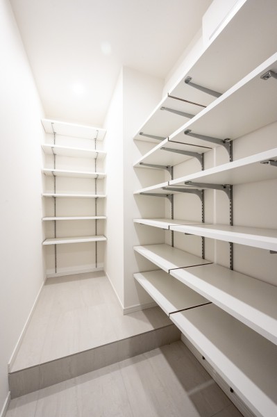玄関にはシューズボックスと大容量のシューズインクローゼットを造作しました。可動式の棚になっているため、シューズの高さに合わせて調整ができます。SICには雨具やアウトドアグッズなど収納可能です。