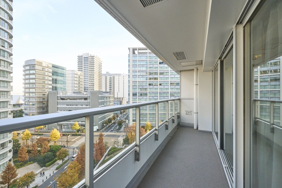 暮らしに大切な光と風をめいっぱい感じることができるリフレッシュスペースです。晴れた日には景色を眺めながら、ご家族と会話をしたり日向ぼっこを楽しめます。