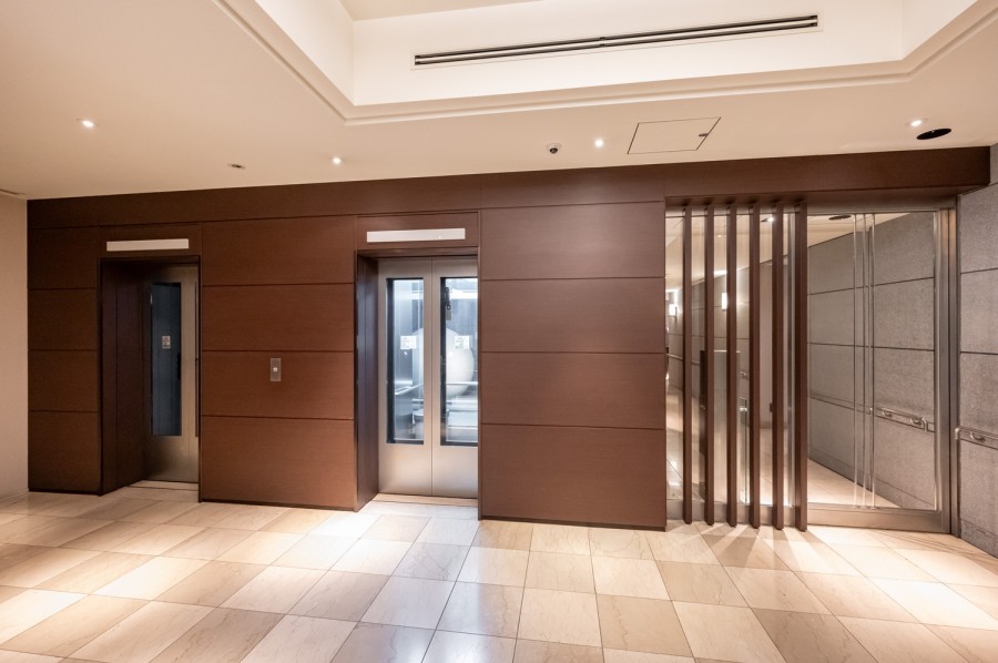 高級感と気品が溢れるエレベーターホールです。エレベーターが複数台設置されており、朝や夜の混雑時間も快適にマンション内を移動することができます。