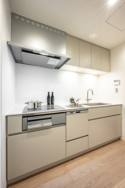 田中工藝製のキッチンを採用しました。落ち着きのあるデザインが空間に上質な表情をもたらし、使い勝手にも優れています。IHコンロのため、お手入れも簡単です。