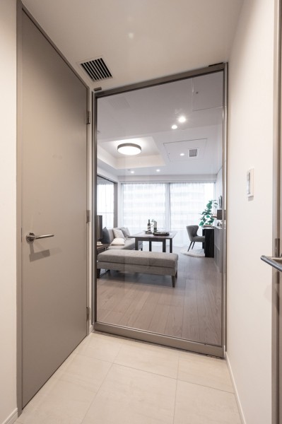 リビングへ続く扉はガラス仕様で、空間に開放感と軽やかさを演出します。周囲の素材と調和する仕上げで、住まい全体に落ち着いた雰囲気を添えています。