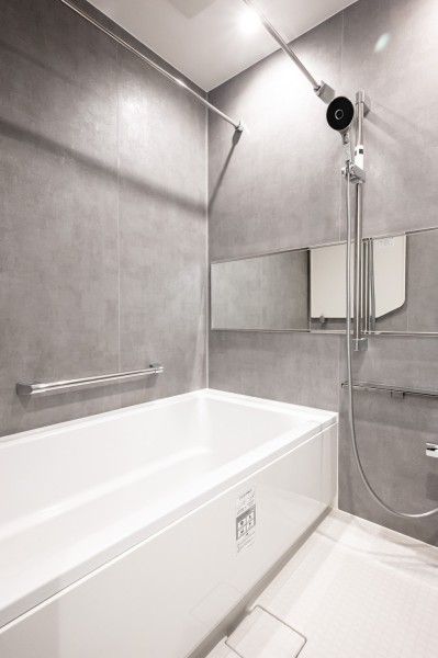 バスルームはグレーを基調とした落ち着きある空間に仕上げました。日々の疲れを癒したいときにも、ゆったりと過ごせる心地よいひとときを演出します。