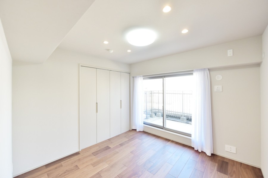 洋室3(約5.9帖)はリビングから離れて静かに自分の時間や趣味に没頭できるお部屋です。シンプルな内装ですので、お好みのインテリアや小物で自分らしい空間を作り上げることができます。