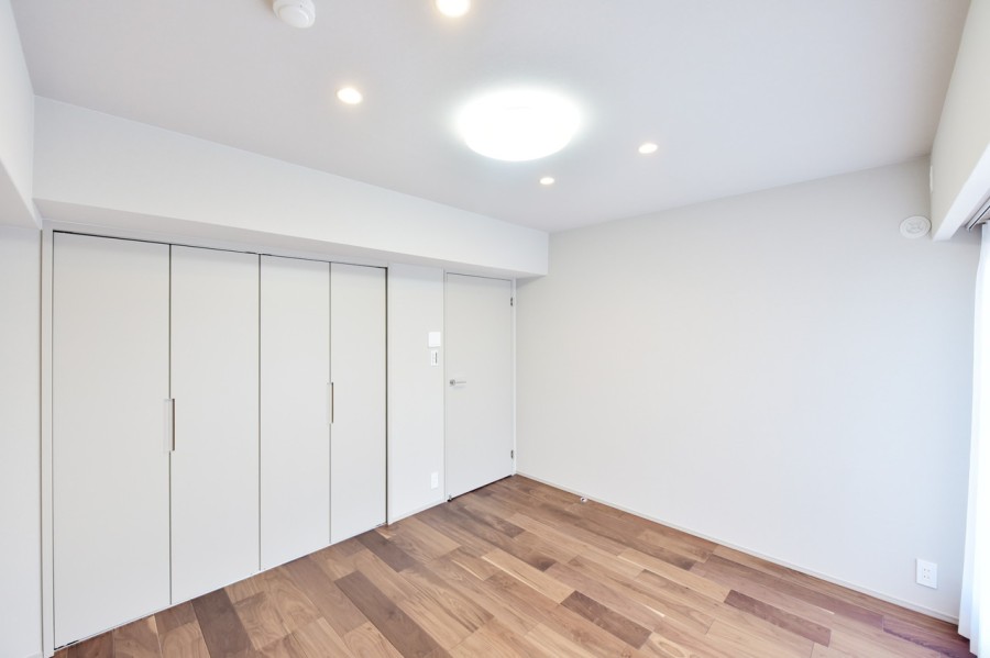 洋室4(約6.7帖)はルーフバルコニーに面し、爽やかな風と光が満ちる開放的な空間です。木目が美しく、傷や汚れに強いフローリング材を使用していますので、日ごろのお手入れも楽です。