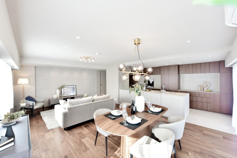 リビングの壁には柔らかな色と表情が空間をエレガントに演出するタイルを設置しました。エアコン1基と床暖房を設置していますので、家族やゲストがオールシーズン快適にくつろぐことができます。