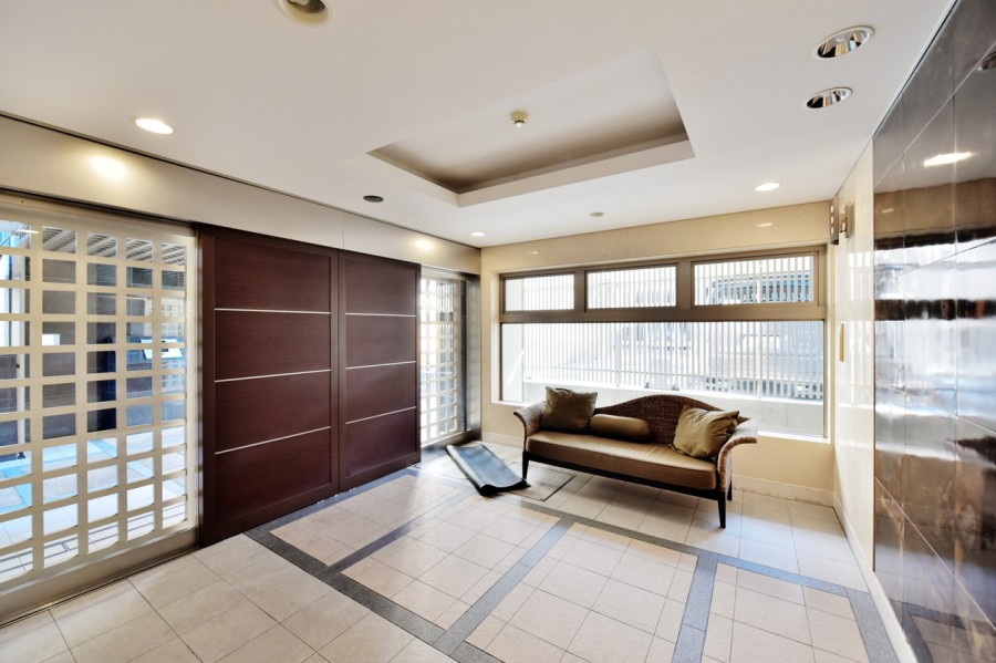 平成19年建築、総戸数26戸のマンションです。ペット2匹まで飼育可能です。京都らしい街並みに溶け込む竹の植栽が整えられたアプローチを抜けると御影石や大理石を使用した重厚感あるエントランスホールです。