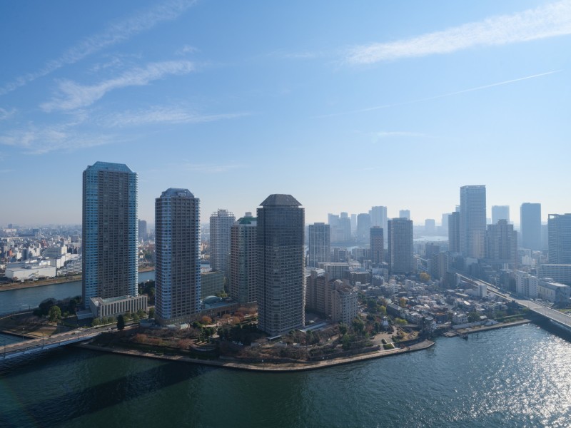 バルコニーからは青々とした空と晴海運河、都会ならではのビル群のコントラストを楽しむことができます。