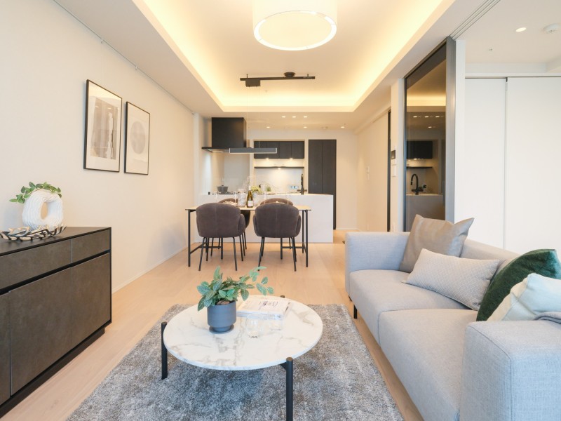 約16.5帖のLDKには折り上げ天井を採用し、空間をより広く、上質でスタイリッシュな雰囲気へと仕上げています。伸びやかな時間に纏われた居心地の良い居住空間です。