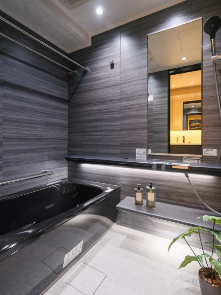 シックなバスルームにはブラックカラーが美しい浴槽があります。都会の喧騒を忘れて、癒しのバスタイムを楽しめるような空間です。一日の終わりに利用したくなります。