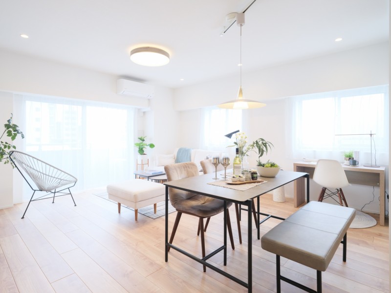 約19.0帖のゆとりのあるLDKは、2面採光で心地の良い光が差し込みます。柔らかい色調のお部屋を温かく包み込んでくれます。ゆとりのある広さのため、ご家族とゆったりとお過ごしいただけます。