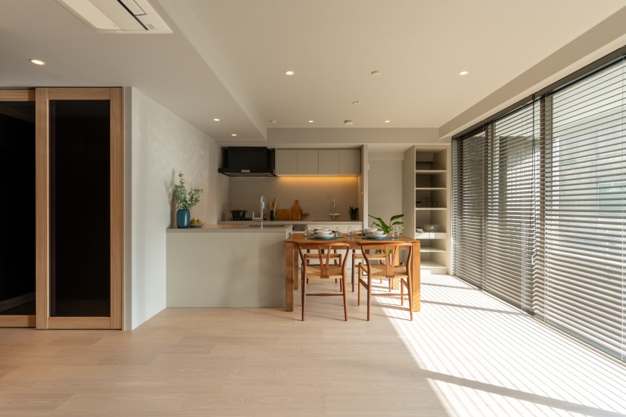 ナチュラル&モノトーンのカラースキームをベースに、ディテールに特徴的な意匠を施したリノベーションです。給水管・給湯管に至るまで新規交換しました。