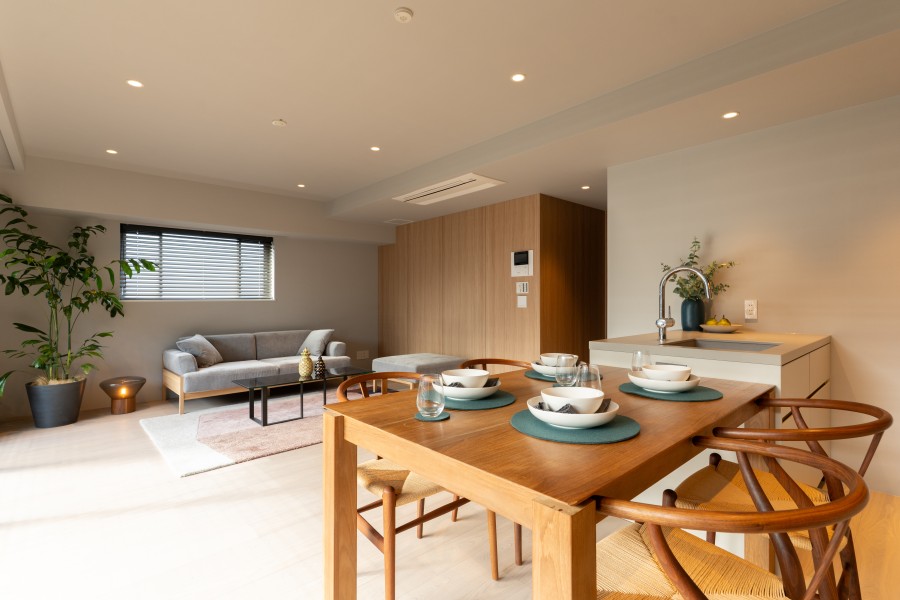 住み続けるほどに味わいが深まり、穏やかな時間が流れる住空間を設計しました。こだわりを重ねた内装が、気品溢れる雰囲気を演出します。