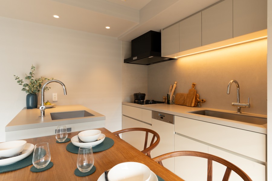 キッチンはユナイテッドアローズ社オリジナルデザインで造作しました。間接照明が、柔らかく空間を照らします。