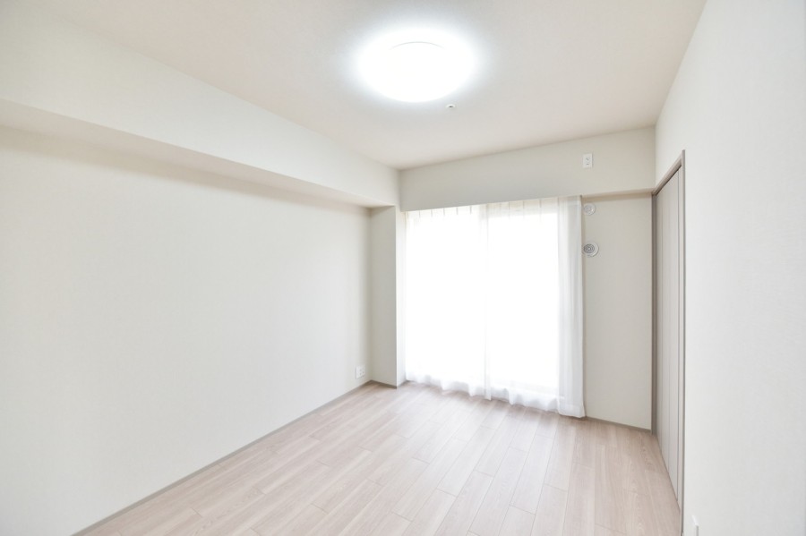 洋室2(約6.3帖)です。すべての居室がバルコニーに面した開放感あるプライベートスペースです。家具を置いても広々使用できる広さがあり、静かに自分の時間や課題、趣味に集中できる空間です。