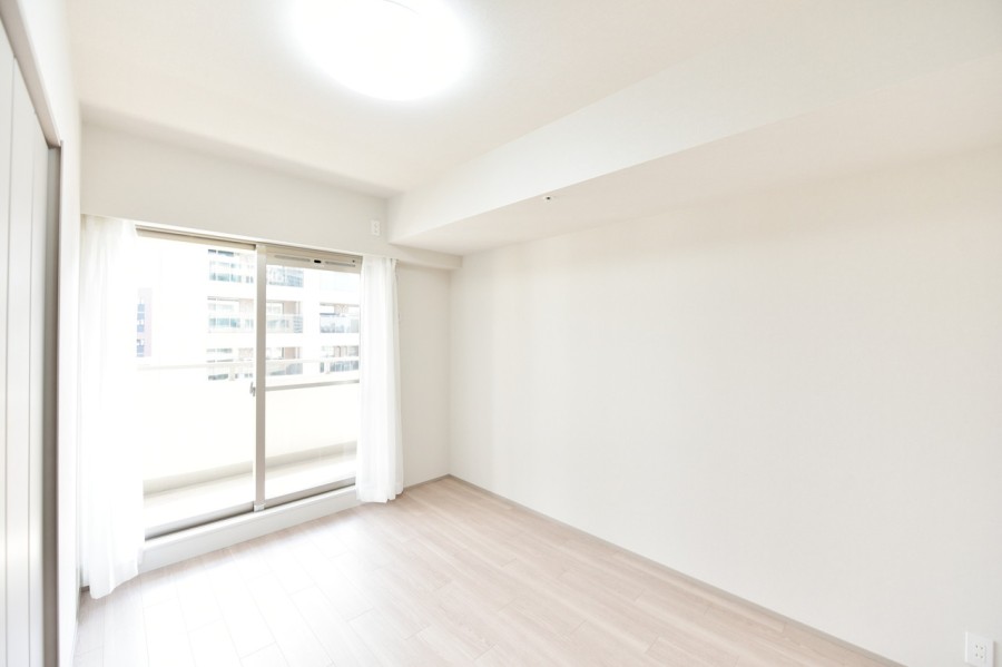 洋室3(約6.2帖)です。すべての居室がバルコニーに面しており、優しい光と風が運ばれてきます。傷や汚れにつよいフローリング材を使用していますので、お手入れも楽にして頂けます。