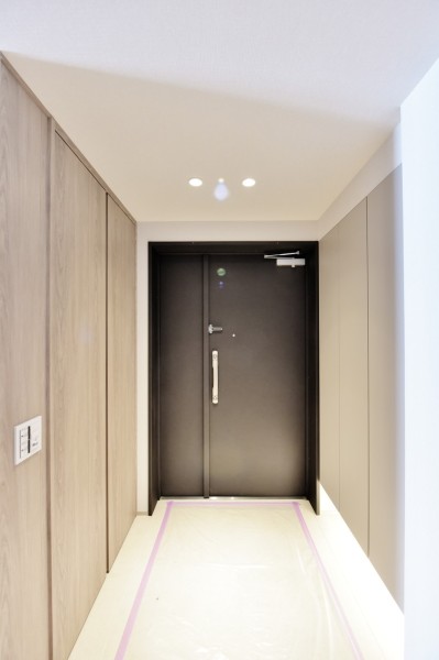 フットライトが優しく足元を照らし家族やゲストを迎え入れてくれる玄関です。人感センサーライトを設置していますので、手がふさがっている時や遅い時間のご帰宅でも自動点灯で安心です。