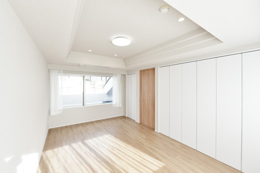 洋室3(約7.4帖)は上階に位置しています。両面に窓があるので、一日を通して優しい光と風を感じるプライベートスペースです。全ての居室にたっぷりの収納を設けていますので、どの居室もすっきりと整頓された空間を保てます。