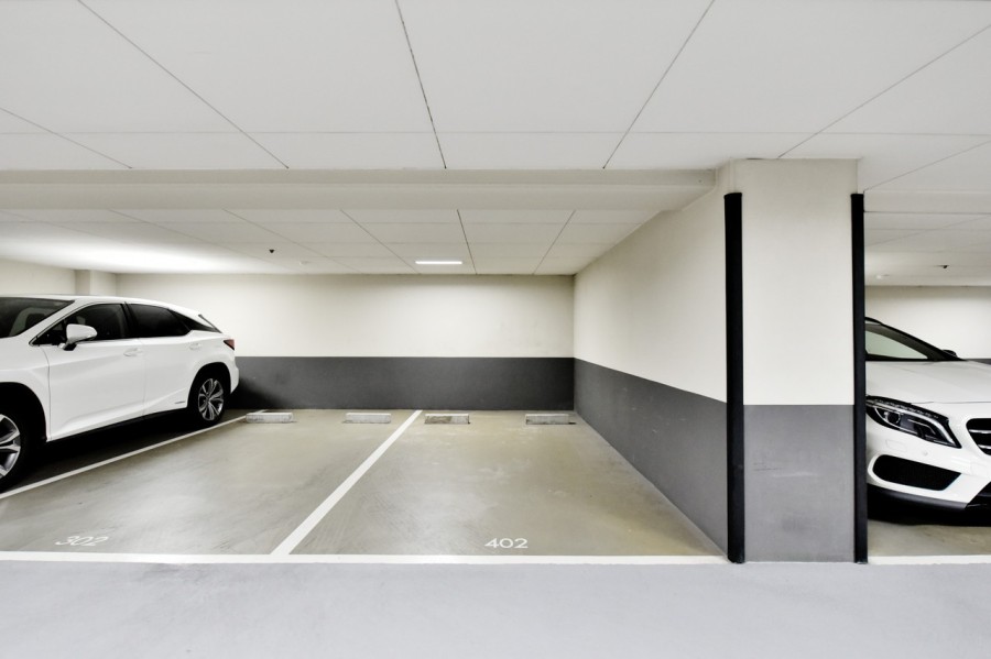 屋内平面駐車場専用使用権付です(月額15000円必要)。屋内ですので、お車も傷みにくく、雨の日の乗り降りなどもしやすいので非常に便利です。