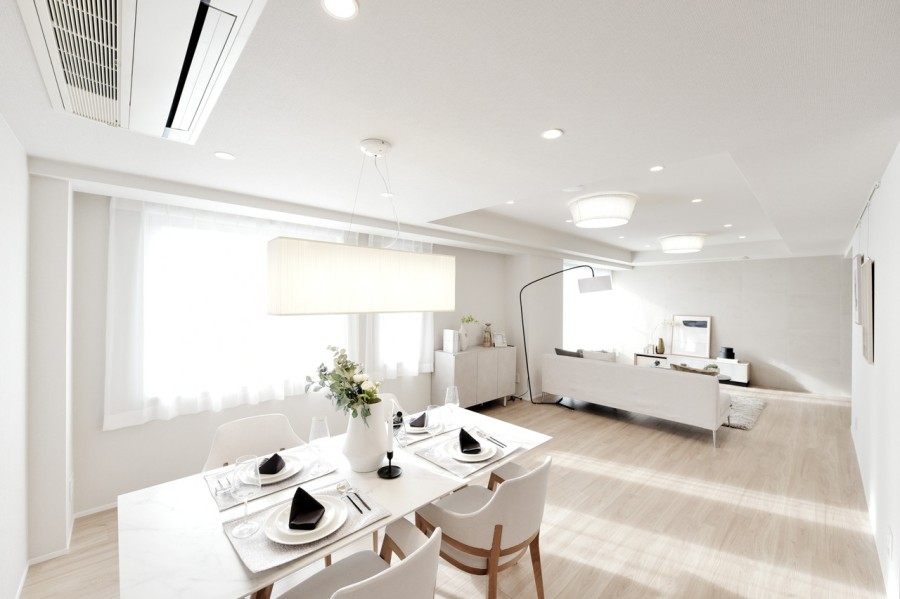 壁にはピクチャーレールを設置しましたので、壁を傷つけずにアートやグリーンを飾ることができます。LDKにはエアコンを2基新規設置しておりますので、すぐにでも快適に新生活をスタートして頂けます。