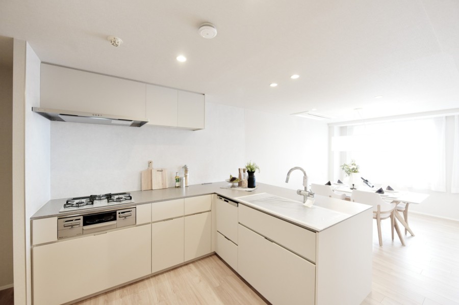 このお部屋にあわせてデザインされた田中工藝製のオリジナルシステムキッチンです。お部屋の雰囲気を引き立てるシンプルながらも使いやすいL字型のキッチンには食器洗浄乾燥機を備え、家事の時短にも役立ちます。