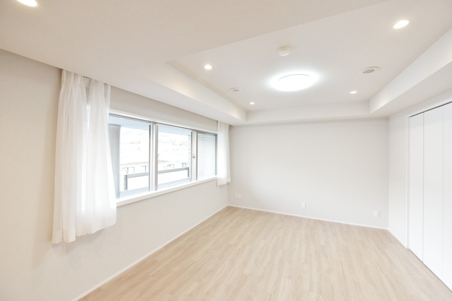 洋室1(約10.1帖)は下階にあるお部屋です。大型の家具を置いても広々と使用できる余裕のある居室です。リビングから離れて静かに心や体を癒すリラックスした時間を過ごせます。