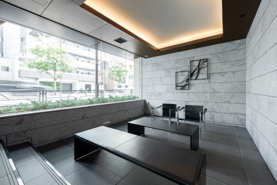 シックとモダンを基調とした気品溢れるエントランスロビーです。都市の喧騒を遠ざけ、緊張を脱がせ、気持ちを仕立て直すコモンスペースです。