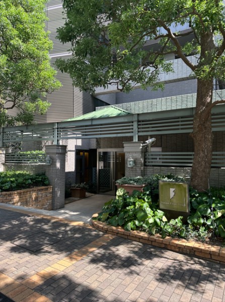 日勤の管理人さんによって整えられた玄関前です。清掃が行き届いた様子から管理体制の良さが伺えます。心安らぐ植栽が施され、毎日気持ち良く出入りできますね。