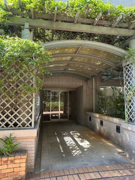 日々の通勤や通学はもちろんのこと、ショッピングからレジャーまで自在に楽しめる便利なポジションが、アクティブな日常を叶えてくれます。