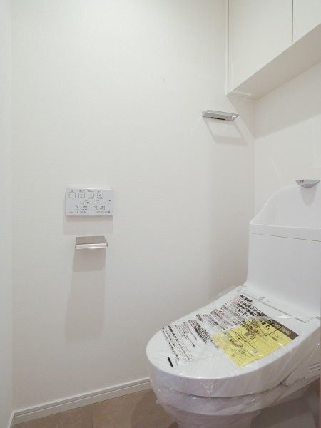 優れた節水効果や汚れが付きにくい便座など、ほしかった機能が揃ったウォシュレット一体型トイレです。毎日使う場所だからこそ、清潔感と使いやすさを考慮した空間です。