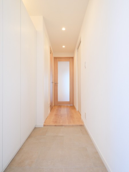 LDKに続く扉はガラス扉を採用したので、採光と開放感をよりいっそう感じることができます。上質で美しい木目調の魅力が溢れる玄関スペースです。