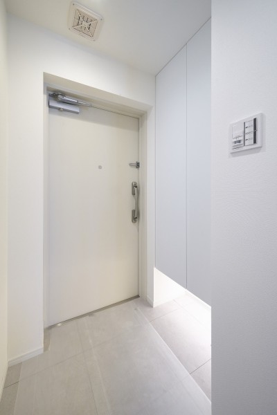 住まいの顔になる玄関は、フットライトが足元を温かく照らし、白を基調に爽やかな空間を演出します。頼もしい収納力をもつシューズボックスを備え付けました。