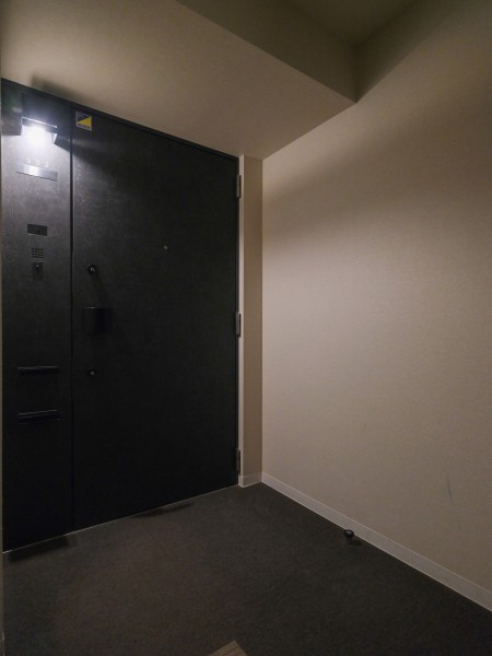 エレベーターを降りてお部屋へと続く廊下は、ホテルライクな内廊下設計です。外気の影響を受けにくく、プライバシーも守られやすくなっております。