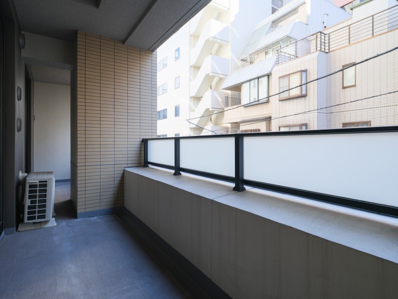 リビングと洋室3に面したバルコニーです。手摺部分は外部からの視線をカットしつつも、採光性は損ないにくいスモークタイプとなっております。