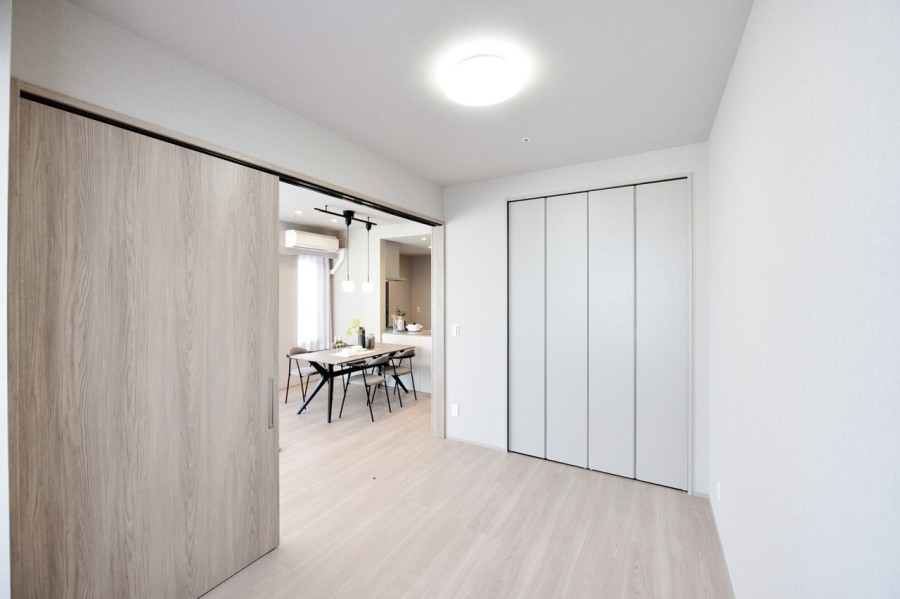 洋室2(約5.3帖)はリビングに隣接しており、扉を開放すると拡張リビングとしても使用できます。家族構成やライフスタイルに合わせてフレキシブルに使用できます。