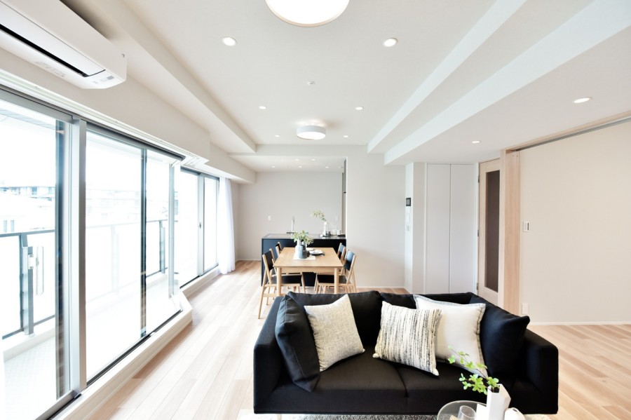 横長のリビングで家具の配置もしやすくなっています。隣接している洋室の扉を開放すると約23.0帖の広々とした空間として使用できます。エアコン1基設置済みで快適に新生活をスタートできます。