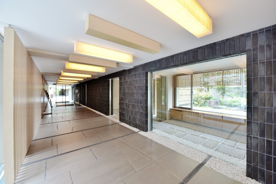 平成16年建築、総戸数64戸、住友不動産旧分譲のマンションです。管理人週7日勤務で管理体制がしっかりしており、共用部等もいつもきれいに保たれています。平成29年に大規模修繕工事実施済みです。