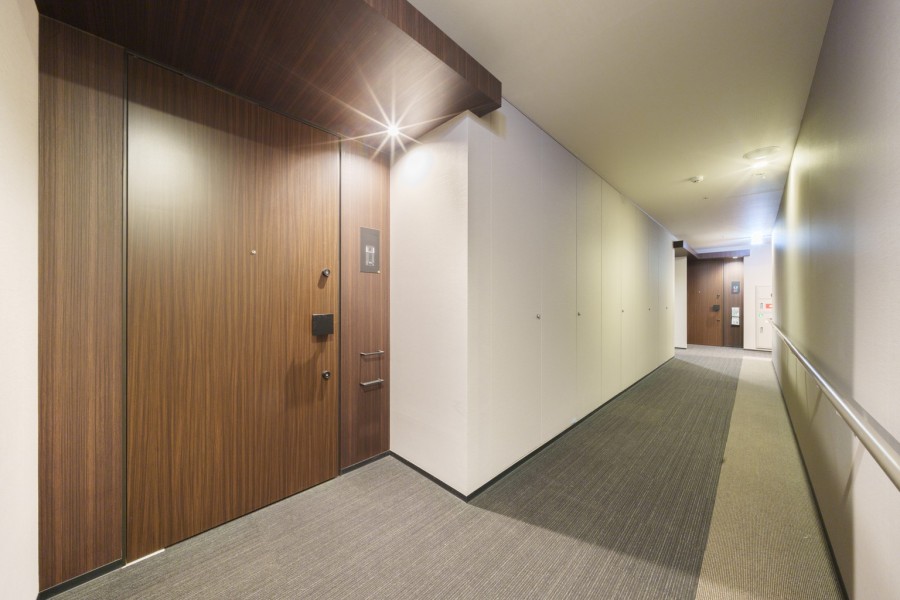 エレベーターを降りてお部屋へと続く廊下は、ホテルライクな内廊下設計です。カフェラウンジやフィットネスルームなど共用設備が充実しており、生活を豊かに彩ります。
