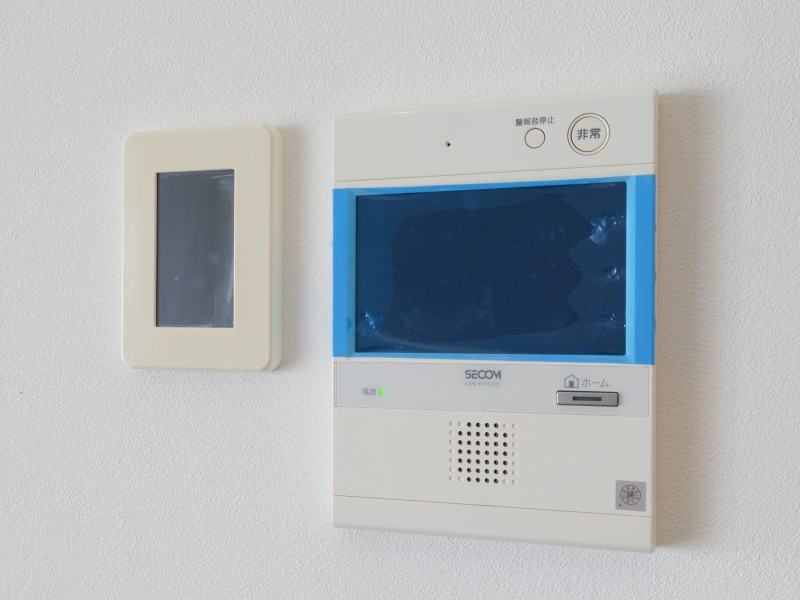 ◆TVモニター付インターホン◆訪ねてきた相手をモニター越しに確認でき、防犯対策に役立ちます。インターホン越しに話をすることが可能です。