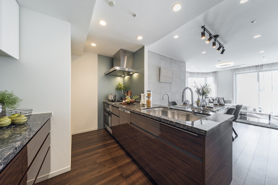 お部屋に溶け込む色合いと材質のシステムキッチンです。コンロはガラストップのため美しく、お手入れがしやすい仕様となっております。お料理中に汚れを気にすることなく楽しむことができます。