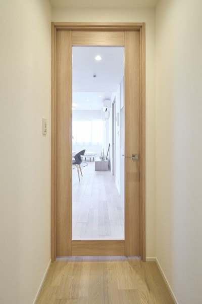 LDKに続く扉はガラス扉を採用したので、よりいっそう採光と開放感を感じることができます。