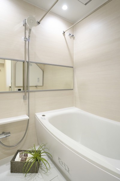 横長ミラーの効果で実際のサイズよりも広がりを感じるバスルームです。ゆったりとしたバスタブで毎日のお風呂時間を心ゆくまで楽しめます。