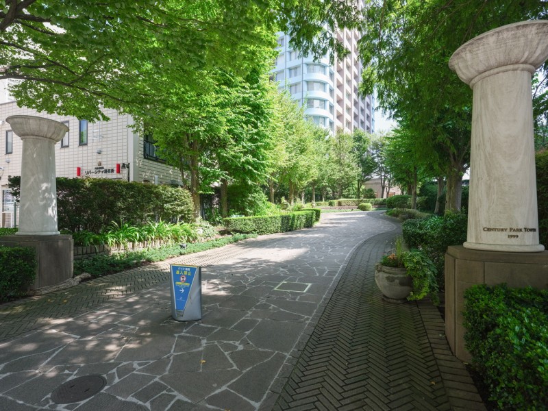 豊かな緑で彩られたエントランスアプローチです。堂々たる趣の中に居心地の良さも感じさせ、安らぎの居住空間へ誘います。