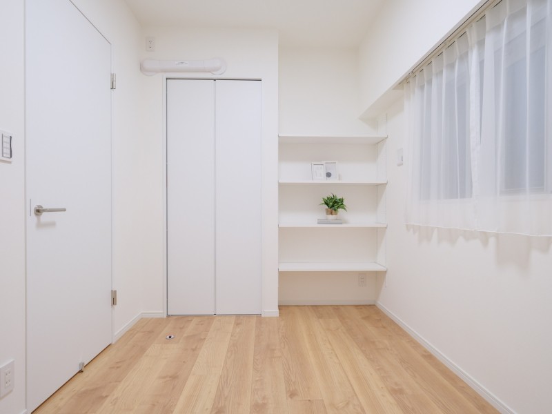 約5.3帖のサービスルーム(納戸)があります。クローゼットと収納棚があり、衣類やオフシーズンの家電など収納することができます。