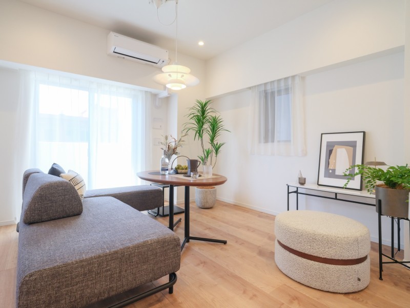 リビングには床暖房が敷設されているので、寒い季節でも足元からの冷えを気にせずにご家族やお友達と快適に団らん時間をお過ごしいただけます。