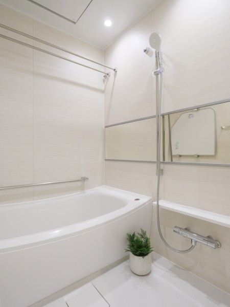 1416サイズのゆとりあるくつろぎのバスルームです。バスルームはゆったりとおくつろぎいただける癒しの空間となっております。