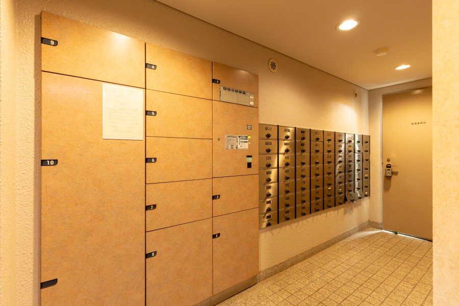 ◆宅配ボックス◆24時間いつでも荷物受け取りが可能。プライベートの時間を邪魔されず、配達時間も気にせず過ごすことができる便利な設備です。